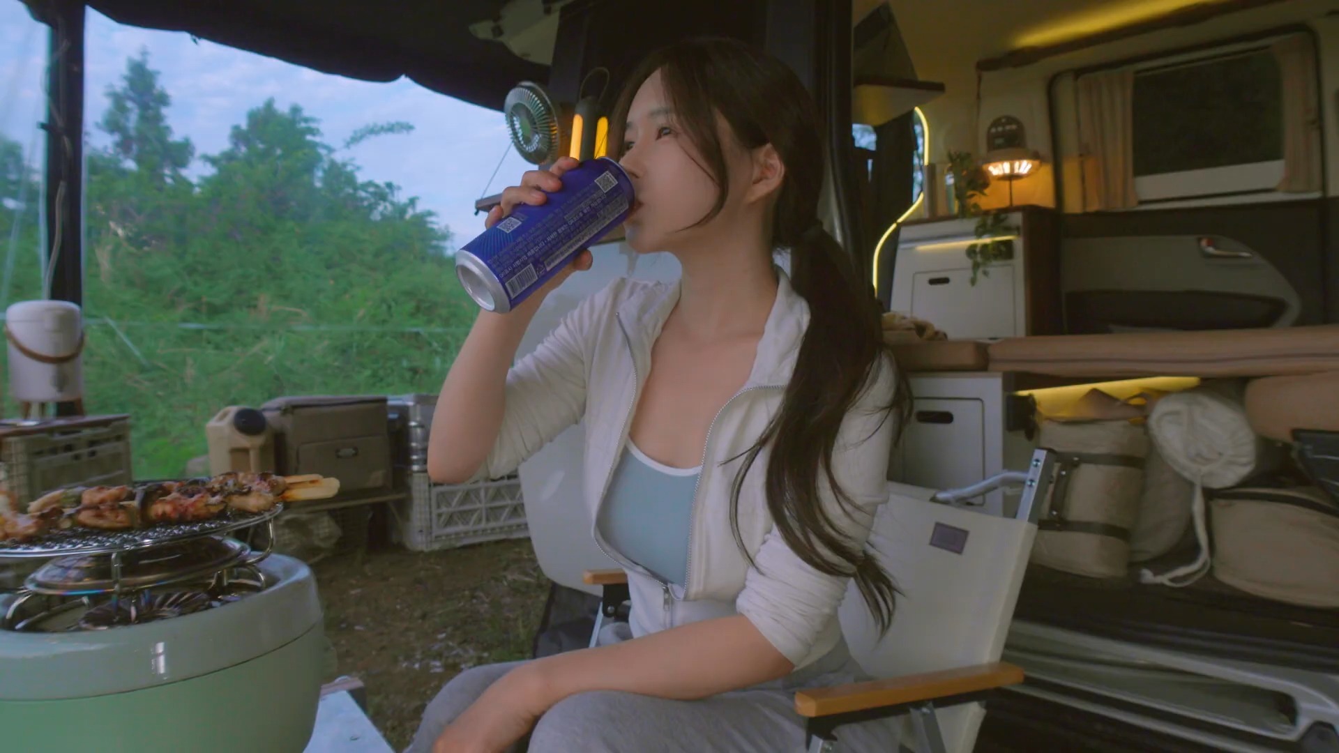 “峰·彩”珠峰摄影展亮相上海 60幅作品礼赞西藏自治区成立60周年